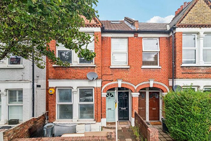 2 Bedroom Maisonette To Rent In Penwith Road, Earlsfield, SW18