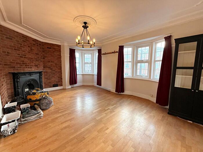 2 Bedroom Flat To Rent In Windmill Hill, Enfield, EN2