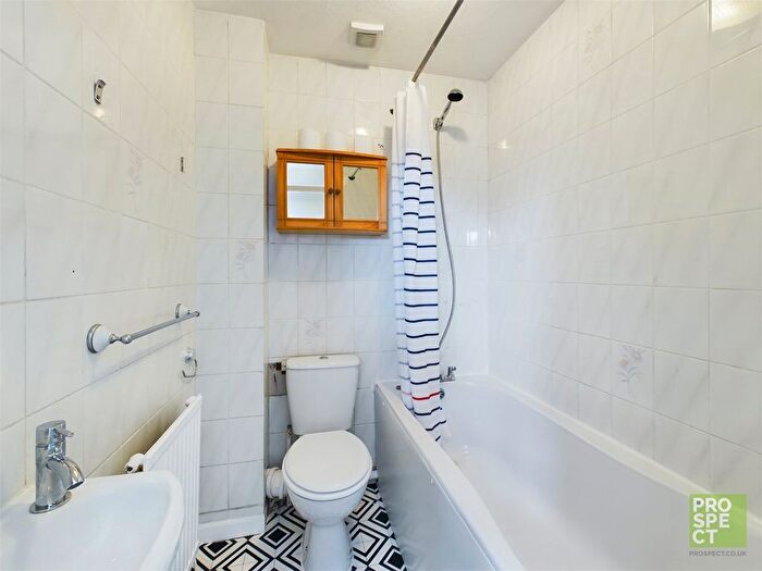 4 Bedroom Semi-Detached House To Rent In Priory Street, Farnborough, Hampshire, GU14
