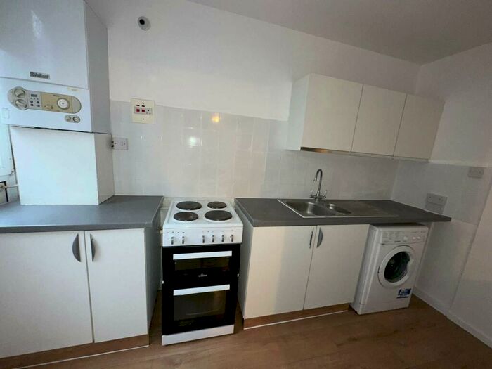 2 Bedroom Maisonette To Rent In Fenner Square, London, SW11