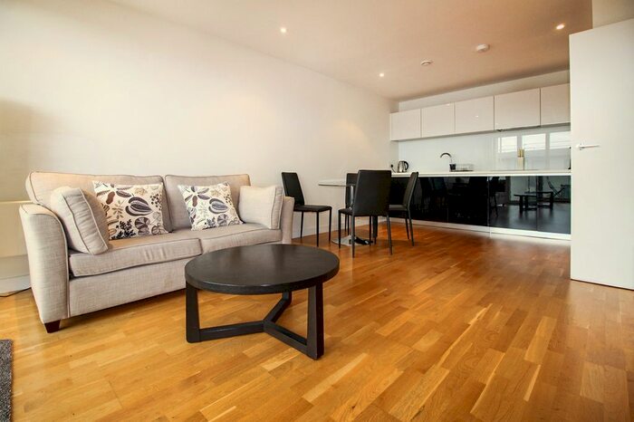 1 Bedroom Flat To Rent In Pump House Crescent, Brentford, TW8