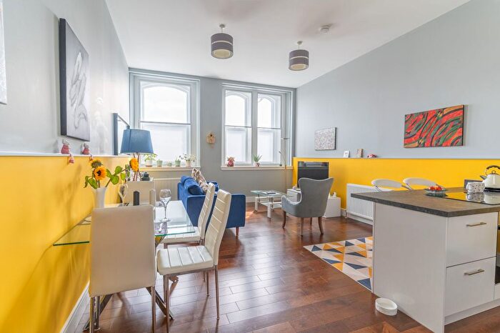 2 Bedroom Flat For Sale In Winterthur Lane, Dunfermline, KY12