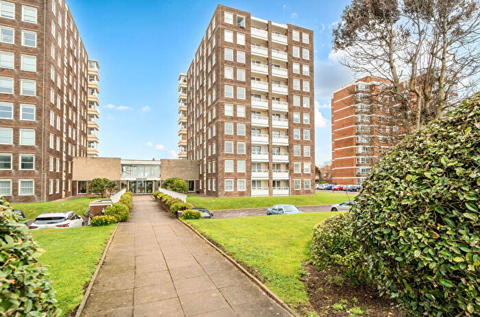 3 Bedroom Flat For Sale In West Parade, Worthing, West Sussex, BN11