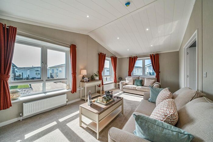 2 Bedroom Park Home For Sale In New Lane, Milford On Sea, Lymington, SO41