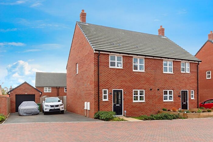 Semi-Detached House For Sale In Binyon Gardens, Stotfold, Hitchin, SG5