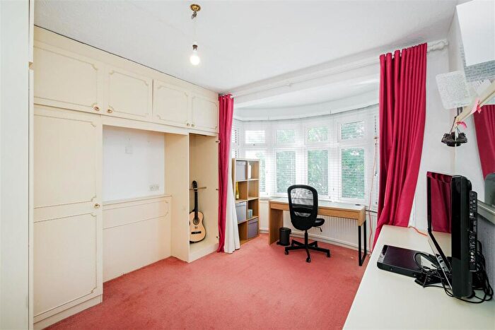 5 Bedroom Semi-Detached House For Sale In Endlebury Road, North Chingford, E4