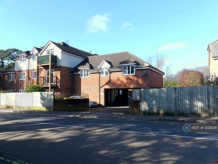 2 Bedroom Flat To Rent In West Dene Court, Locks Heath, Southampton, SO31