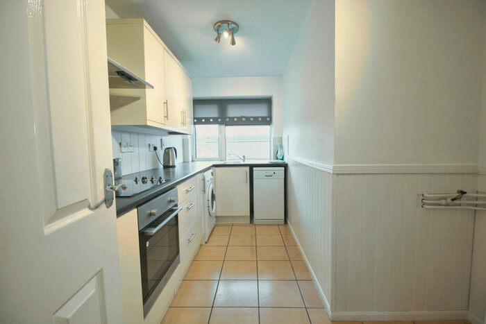 2 Bedroom Flat To Rent In Denton Close, Redhill, RH1