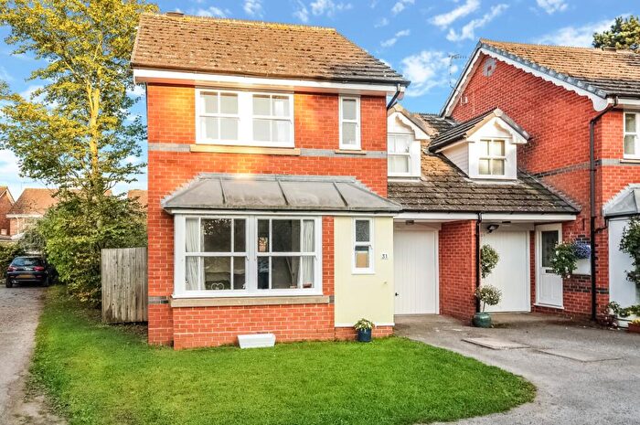 3 Bedroom Semi Detached House To Rent In Ascot Close Stratford-upon-Avon, CV37