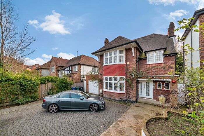 4 Bedroom Detached House For Sale In Beechwood Avenue, Finchley, N3