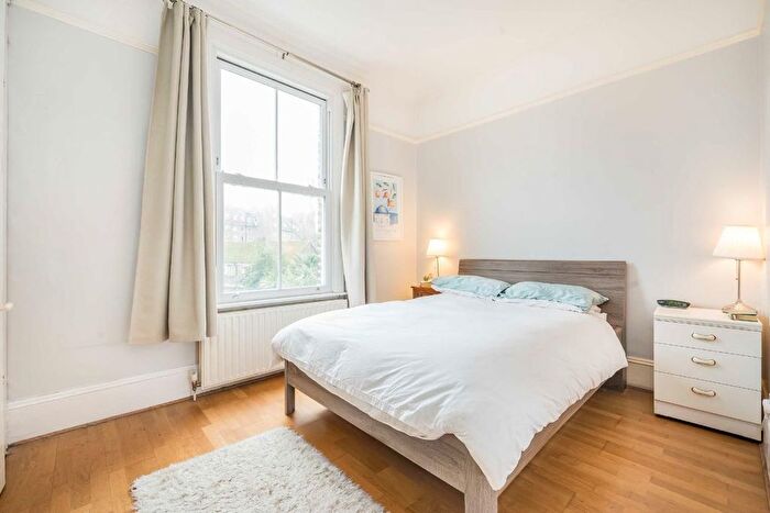 2 Bedroom Flat For Sale In Chelsham Road, London, SW4