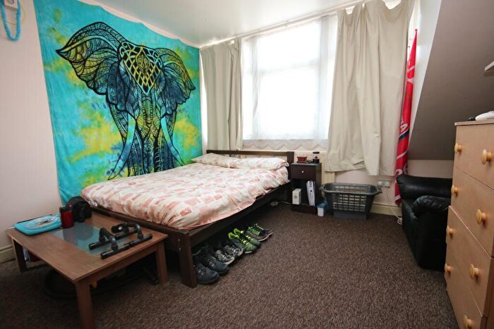 Flat To Rent In Ravenstone Road, Turnpike Lane, N8