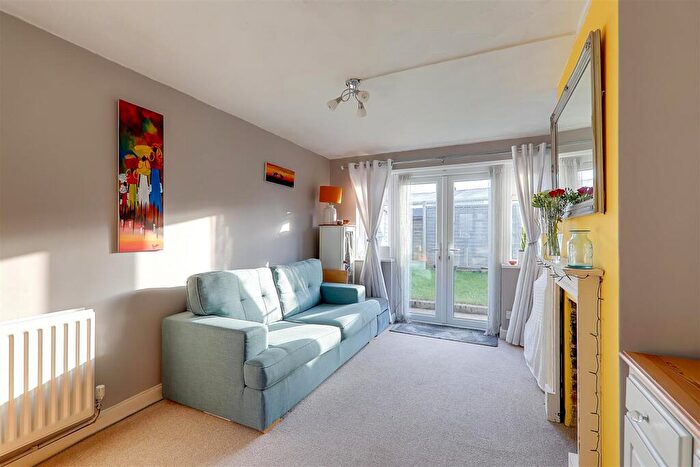 1 Bedroom Flat For Sale In Chapel Close, Wick, Littlehampton, BN17
