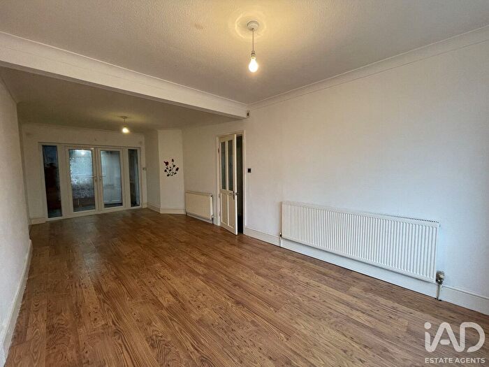 3 Bedroom Semi-detached House To Rent In Hall Green Road, Coventry, CV6