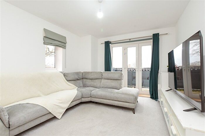2 Bedroom Flat For Sale In Westvale Road, Horley, Surrey, RH6