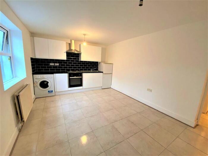 1 Bedroom Flat To Rent In Cobourg Road, London, SE5