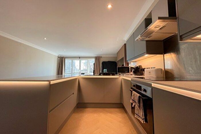 3 Bedroom Flat To Rent In The Alders, West Wickham, BR4