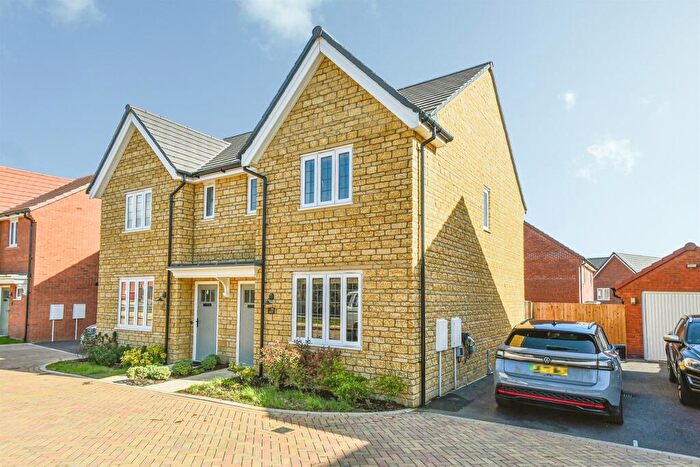 3 Bedroom Semi-Detached House For Sale In Stepp Lane, Faringdon, SN7