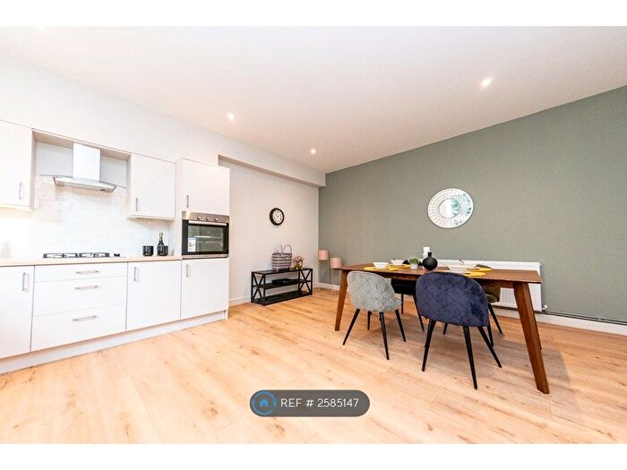 4 Bedroom Terraced House To Rent In Valley Road, Cleckheaton, BD19