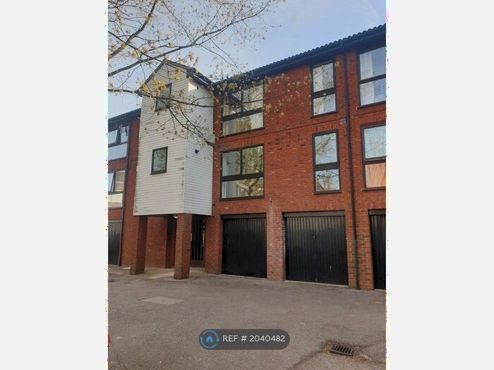 1 Bedroom Flat To Rent In Laleham Road, Shepperton, TW17