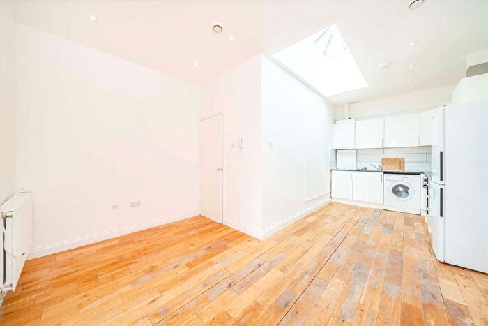2 Bedroom Flat To Rent In High Street, Acton, W3