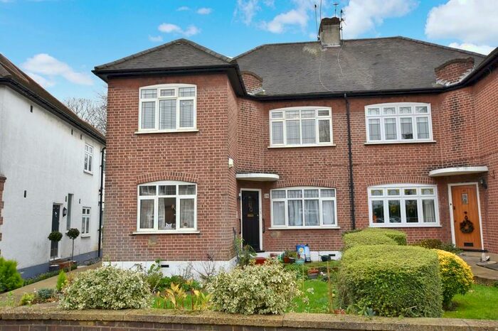 3 Bedroom Apartment To Rent In Beechwood Park, South Woodford, E18