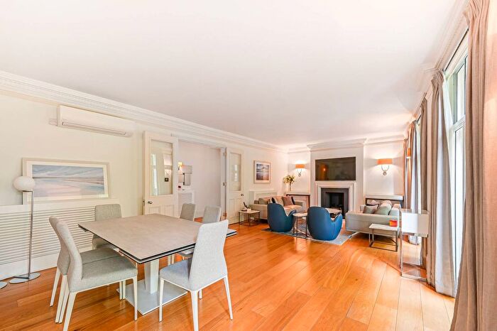 3 Bedroom Flat To Rent In Thurloe Place, South Kensington, London, SW7