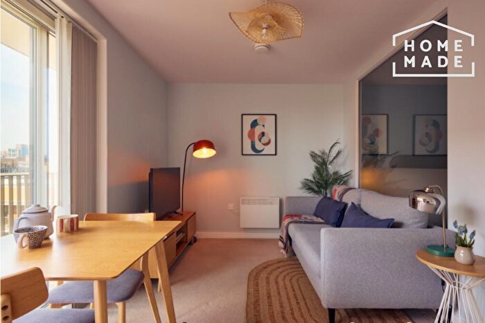 Flat To Rent In Chapel Wharf, Salford, M3
