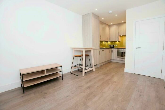 2 Bedroom Flat To Rent In Woodside Grove, London, N12