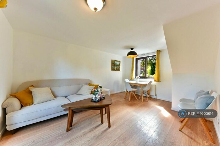 Studio To Rent In Rosefield Close, Carshalton, SM5