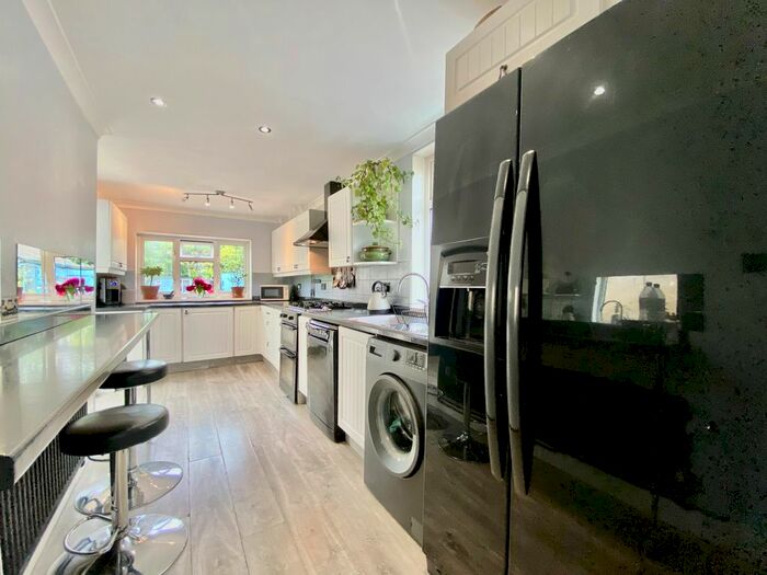 3 Bedroom Property To Rent In Botley Road, Southampton, SO19