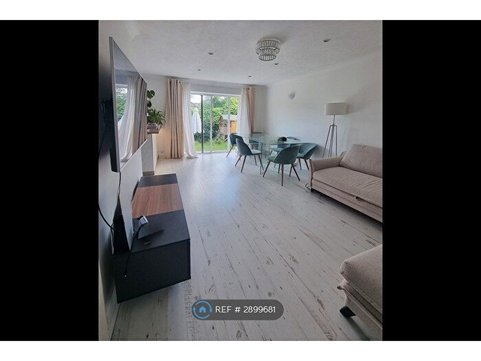 4 Bedroom Bungalow To Rent In Birch Grove, Potters Bar, EN6