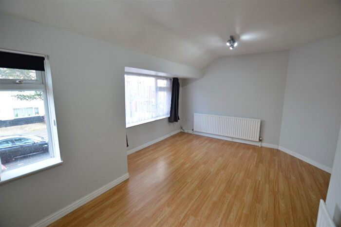 Maisonette To Rent In Canterbury Avenue, Slough, SL2