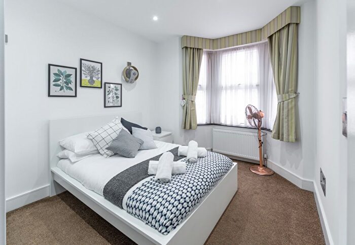 6 Bedroom Flat To Rent In Audrey Road, Ilford, IG1