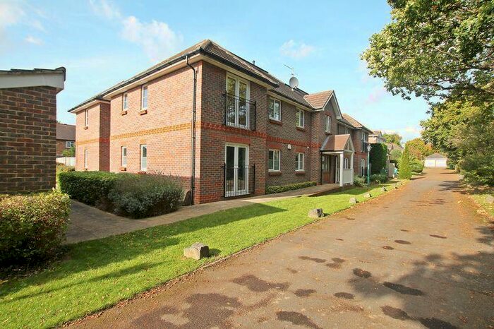 2 Bedroom Flat To Rent In Needlespar Court, Warsash, SO31