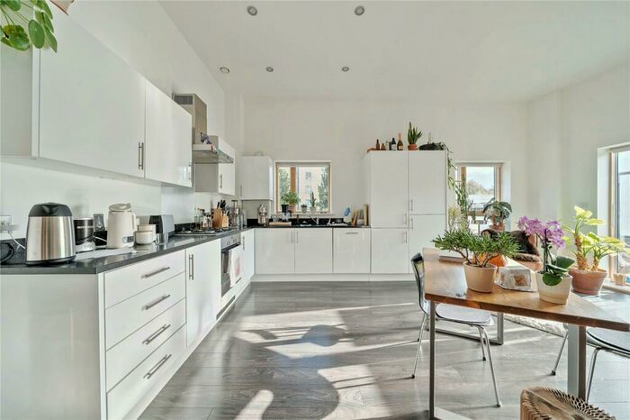 2 Bedroom Flat To Rent In Clock View Crescent, Islington, London, N7