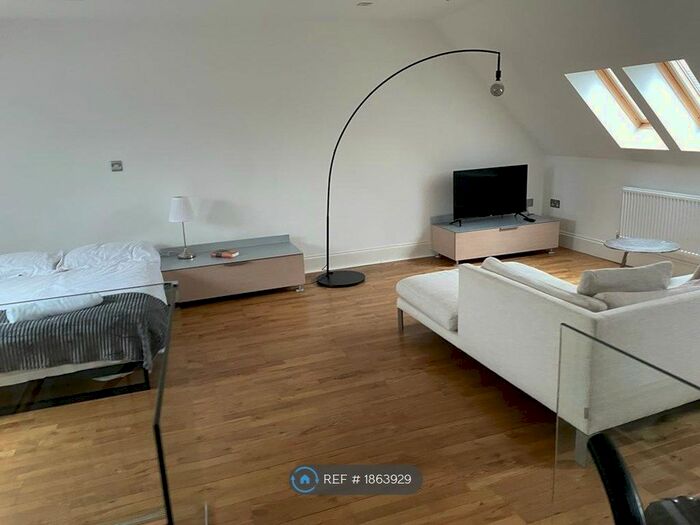 3 Bedroom Flat To Rent In Peckham Road, London, SE15