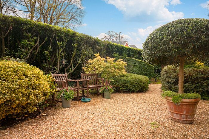 1 Bedroom Flat For Sale In Tulip Court, Horsham, RH12