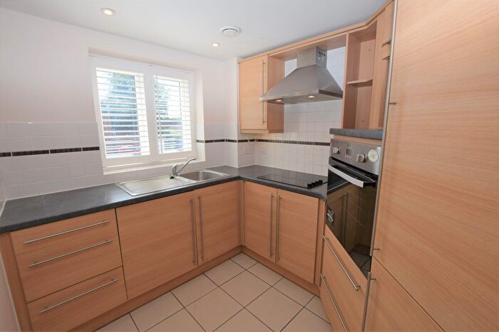 1 Bedroom Flat For Sale In Clover Leaf Court, Ackender Road, Alton, Hampshire, GU34