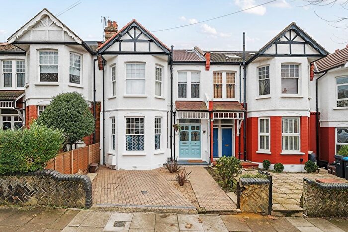 3 Bedroom Flat To Rent In Elmwood Avenue, London, N13