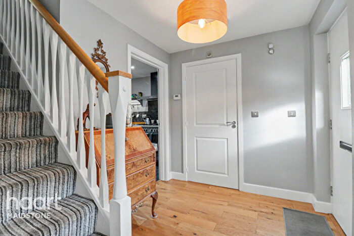 3 Bedroom Semi Detached House For Sale In Darwin Gardens, Maidstone, ME15
