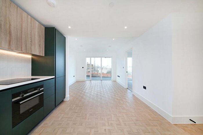 1 Bedroom Flat To Rent In Danvers Avenue, Clapham Junction, SW11