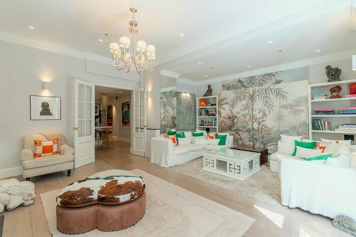 3 Bedroom Flat To Rent In Cadogan Square, Knightsbridge, SW1X