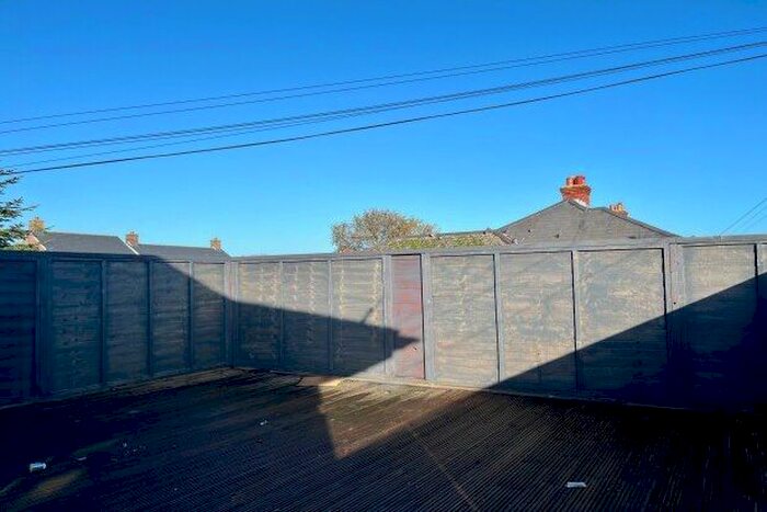 2 Bedroom Flat To Rent In Barrack Road, Christchurch, BH23