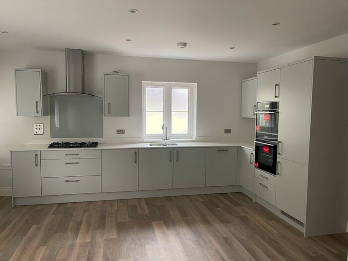 2 Bedroom Flat To Rent In Kingsway, Woking, GU21