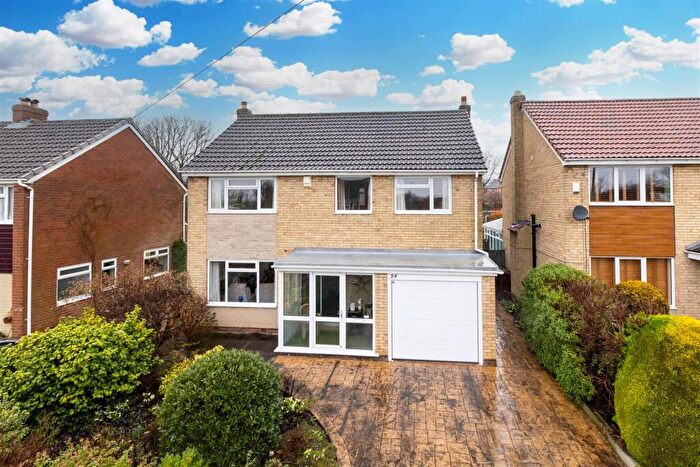 4 Bedroom Detached House For Sale In Morwick Grove, Leeds, LS15