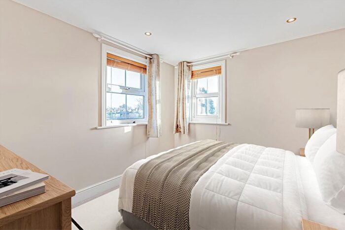 5 Bedroom Property For Sale In Pemberton Road, East Molesey, KT8