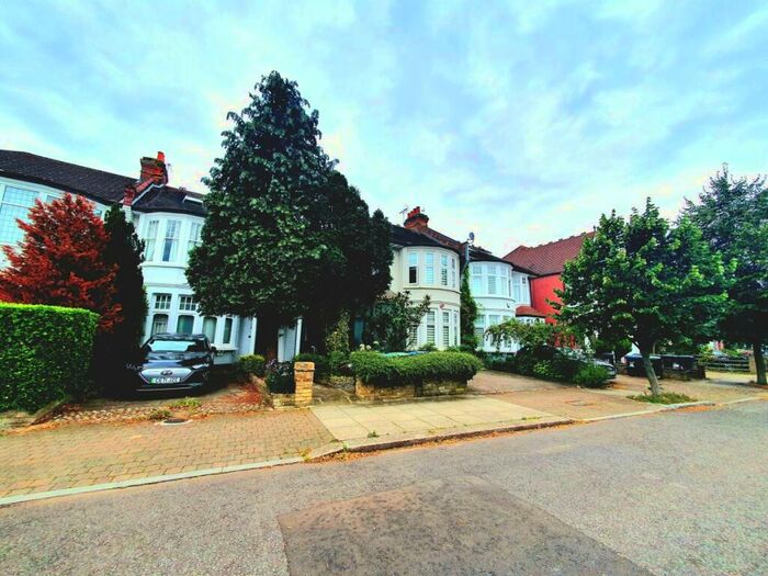 2 Bedroom Flat To Rent In The Mall, Southgate, N14