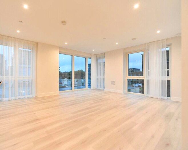 2 Bedroom Flat To Rent In St George's Circus, London, SE1