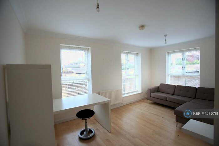 2 Bedroom Flat To Rent In South Lodge, West Silvertown, London, E16